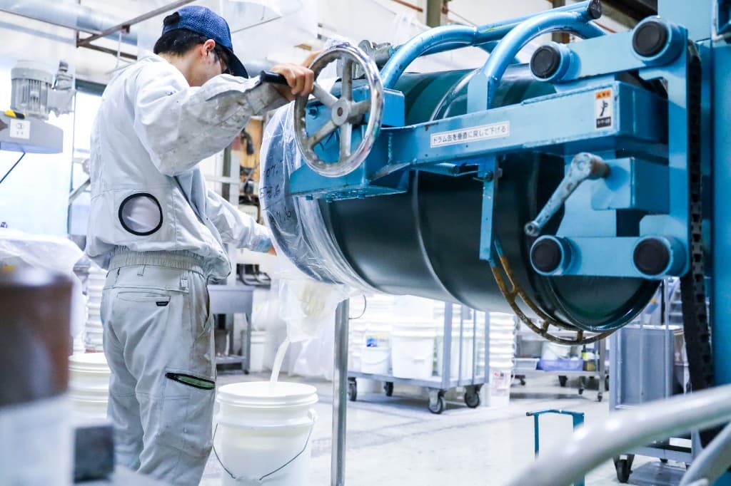 水性塗料の製造ラインでの撹拌・検査の様子